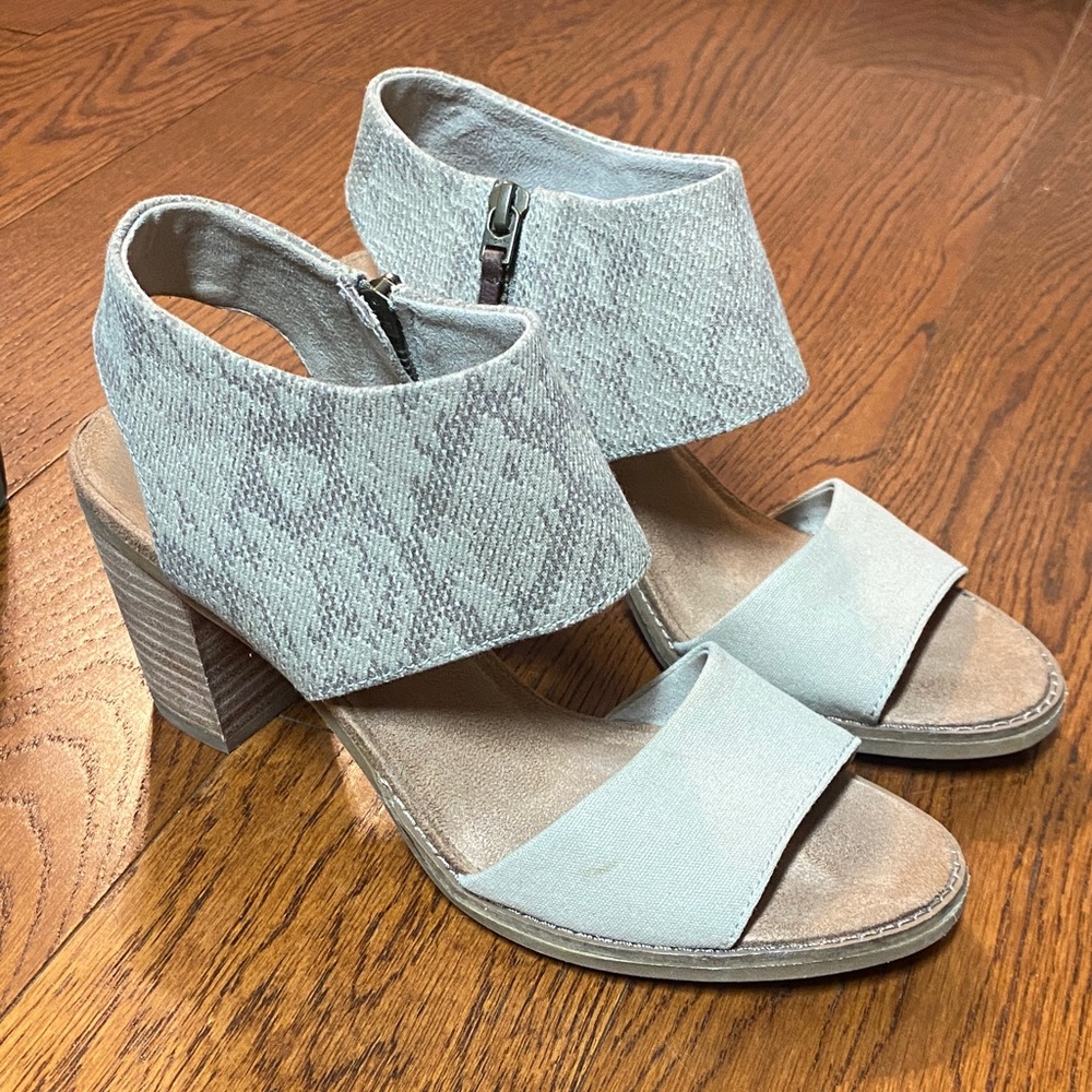 Toms Women's Light Gray Block Heel Sandals